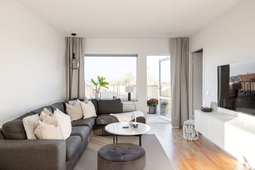 Högalidsvägen 53D, Trelleborg - Bright three-room apartment with open floor plan & sunny west-facing balcony!